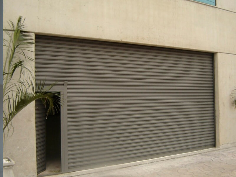 Tira para porta de enrolar fechada e perfurada